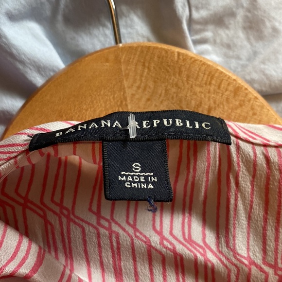 Like NEW - Banana Republic Pink 100% Silk Blouse - Size S - Picture 3 of 4